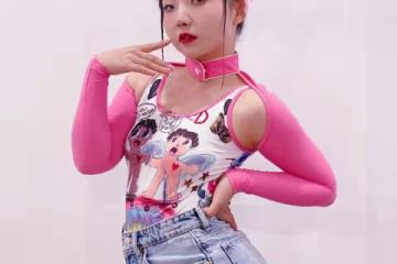 辣目洋子雖然挺有肉感的,但扮起"辣妹"絲毫不遜色,曲線飽滿真美