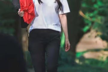 李沁的氣質真挺出圈的，穿簡單服裝也有高級感，扎雙馬尾像學生妹