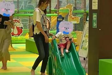 林志玲帶兒子遊玩，背著水壺和小包，陪兒子玩車溫柔又有耐心