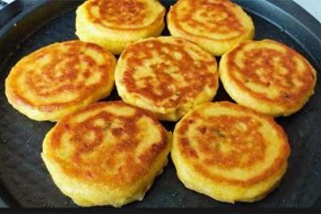 把玉米面用開水一燙，加半碗麵粉，手不沾面，蓬鬆柔軟比麵包好吃