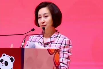 61歲何超瓊出席中泰文化大會,面容略顯疲憊,穿粉衣加分不少