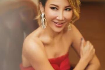 李玟逝世一周年：87歲李媽媽淚目出鏡，甄妮分享和COCO合影