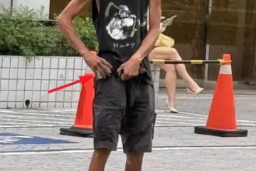 唐治平拿一疊大鈔現身,煙盒隨意扔在地上,四處遊蕩居無定所