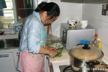 妻子出差,岳母來家裡幫我做飯,一個舉動令我感到十分尷尬