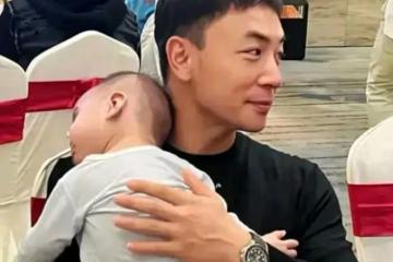 何潔哭暈！分手後釋小龍身價過億，抱兒子參加宴席，妻子身材妖嬈