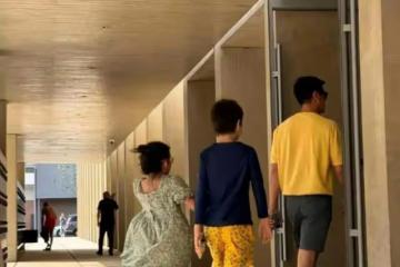 霍思燕公開代孕女兒！嗯哼手機不離手，妹妹蹦蹦跳跳黏身邊超活潑