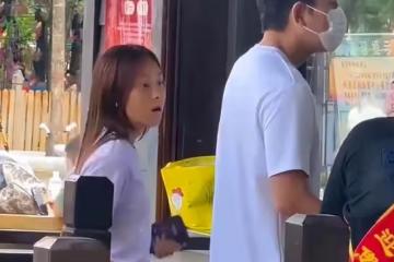 賈乃亮帶甜馨逛公園，甜馨曬得黝黑，一直禮貌向大家打招呼