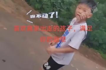 孩子鬧離家出走,媽媽騎車陪同跑到天黑,看到媽媽手裡的棍子笑噴