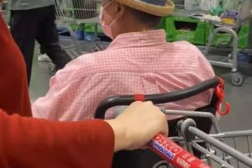 72歲洪金寶:坐輪椅去深圳買菜,晚年患糖尿病,身家過億妻子美艷