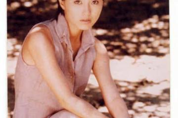 53 歲酒井法子小紅裙造型,高級大氣提氣質,盡顯年輕態