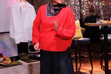65 歲倪萍瘦身成功穿格紋連衣裙配絲巾拍照,美如換人年輕十幾歲