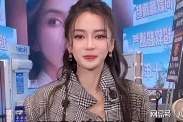 離開黃曉明啥也不是！baby直播被辛巴大罵滾，不敢吭聲還全程賠笑