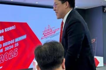 郭晶晶丈夫參加活動：穿小西裝露出小肚腩，現場還頻繁拍照發信息