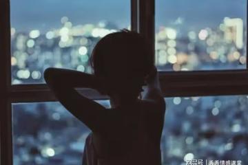 高中生入室搶劫,女子跪地求饒「弟弟放下刀,我不反抗」