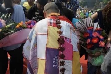 2011年,身披百家愛心百衲衣的高僧,當初為何會被冠以「污名」