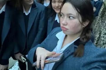 王詩齡和四個富二代自拍，穿學院風被暴露真實顏值，像個鄰家小妹