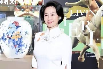 何超瓊董明珠罕見合照,穿改良旗袍端莊優雅,兩人促膝交談還喝酒