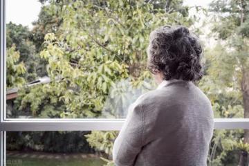 在兒子家養老，因給外孫上五百塊禮，兒媳惱怒讓她滾，婆婆真走了
