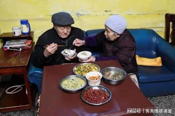 70萬拆遷款到帳女兒女婿都回來了,隔天鄰居打電話:你女婿正砸門