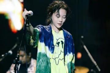 王菲女兒「整容式」長大，長卷髮配襯衫真驚艷，網友：像換了個人