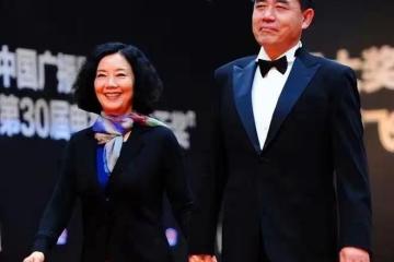 陳寶國夫妻同框像母子！他66歲精神似小伙，趙奎娥67歲像奶奶，