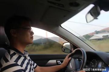 女同事搭我車，因堵車尿急她給我支了一招，沒想到她竟主動追求我