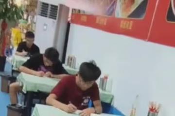 燒烤店老闆招暑假工現場考試,一人一桌默寫菜名,結局讓人很意外