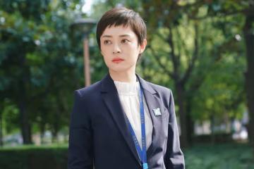 孫儷自稱「天選打工人」，分享高溫拍戲趣事，引發爭議與討論