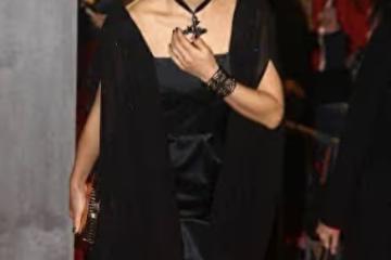酒井法子終於剪了波波頭短髮,一身黑打扮亮相,看不出已經53歲了