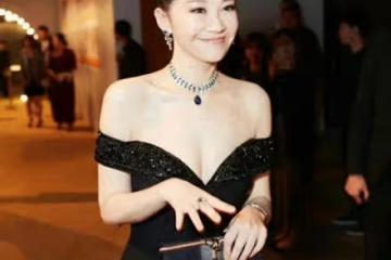 許晴不愧是尤物身材,一襲露肩裙美得太出眾,昂首"挺胸"真撩人