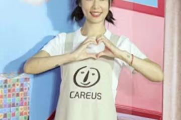 林心如打扮成家庭主婦錄節目，穿T恤+圍裙+雙辮子，像個小姑娘