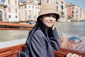 姚晨去旅遊穿搭真減齡,穿西裝+漁夫帽像大學生,40、50女人學學