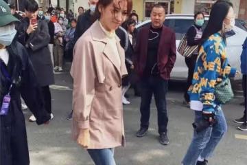 劉濤在人群中長相氣質並不出挑,典型大嬸,甚至沒路邊阿姨漂亮!