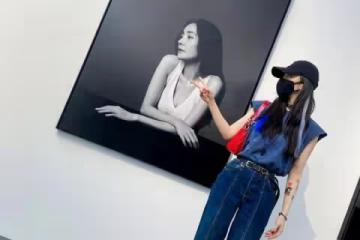楊冪也太酷了吧,一身牛仔造型就夠洋氣了,藍紫挑染更是時髦搶眼