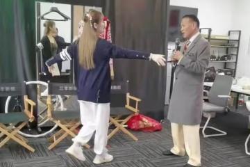萬梓良再惹爭議！將美女往懷裡拽臉還貼脖子，對方躲不開滿臉害怕