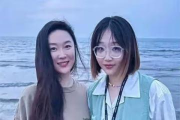 霍思燕一家4口同框，夫妻倆當眾接吻好恩愛，8歲女兒正面好英氣