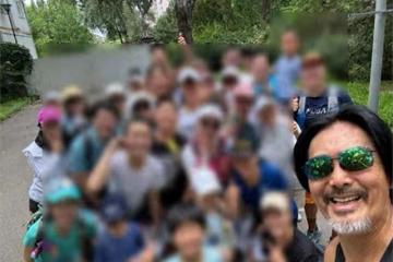 69歲周潤發晨跑被偶遇！手臂長滿小肉球，目擊者說本人又高又壯