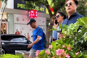 王詩齡又胖了，回國和父親在北京過暑假，打電話時大跨步前行