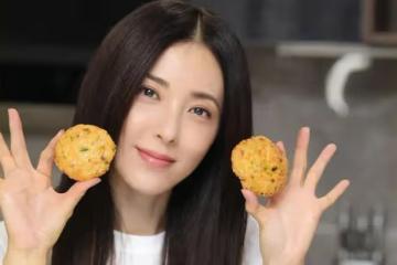 曾黎機場暖心舉動，配合小粉絲電話手錶合影，展現親民形象