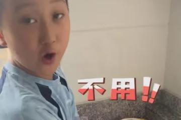 兒子請女同學到家做客，親自切洗水果剝皮去籽，桌上一幕暴露地位