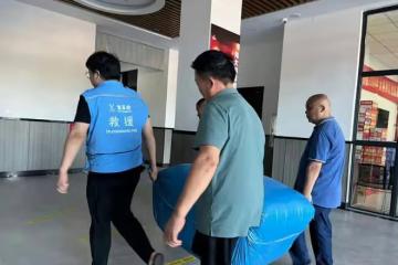 洪澇災區捐款最新進展：何炅捐50萬、楊冪捐物資、李湘受爭議