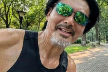 69歲周潤發頭髮濃密像50歲,一天只吃一頓飯,56億全捐了