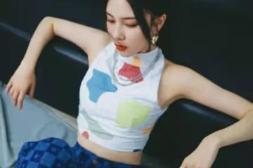 宋妍霏衣品真不簡單,短款+露背洋氣又時髦,平板身材更敢穿
