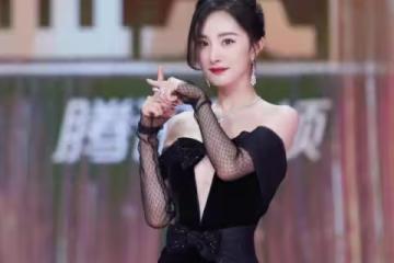 楊冪不再強凹少女感，穿黑裙配同色手套，高級優雅有34歲的樣子