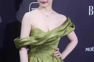 金靖真是深藏不露！穿一字肩綠色禮服，皮膚白得晃眼身材也吸睛
