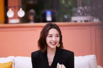 當媽的唐藝昕身材真好，穿西裝裙大膽扮「下衣失蹤」，筷子腿搶鏡