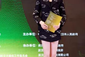 宋茜真是「人間絕色」，小香風套裝看似知性幹練，漫畫腿著實搶鏡