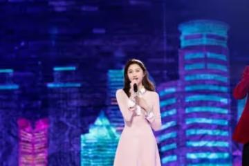 關曉彤再次美上央視,穿粉裙打扮甜美乖巧,大長腿依舊搶鏡