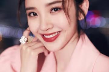 當媽後的唐藝昕依舊甜美,穿粉色西裝配短裙,「筷子腿」搶鏡