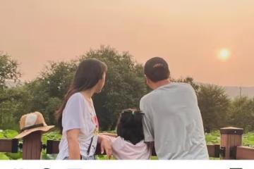 湯唯罕曬全家福慶結婚10周年，7歲女兒長大不少，遺傳爸媽高個子